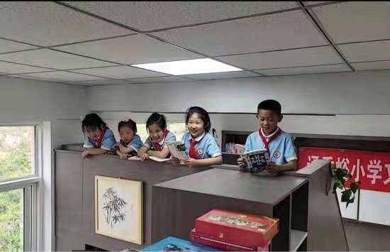济南时报|美呆！济南这所山区小学有如此前卫图书室，小学生徜徉“书海”